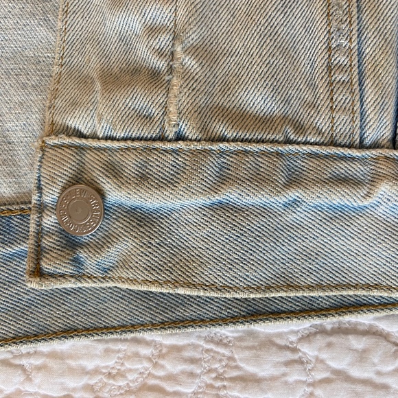 Levi Light Wash Jean Jacket - Picture 5 of 7